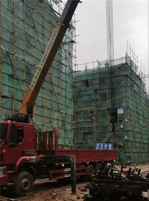 雨城区“慢工细活”—— 吊车的 “微动控制” 技术